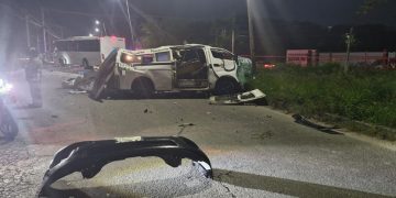 Pierde la vida conductor de una combi tras chocar contra un autobús en Arco Vial