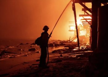 DEVASTACIÓN EN LOS ÁNGELES: Incendios dejan 5 muertos y arrasa con miles de hectáreas