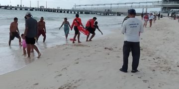 PLAYA DEL CARMEN: Guardavidas de la Marina salvan a niño de morir ahogado