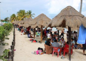 ÚLTIMO DOMINGO DE VACACIONES: Abarrotan turistas y familias locales playas de Cancún