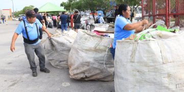 Participan cientos de cancunenses en primer Reciclatón y Adopta Fest de 2025