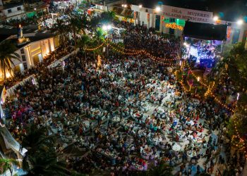 Isla Mujeres celebra con gran éxito el Baile de Año Nuevo 2025