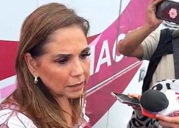 Condena Gobernadora cobros excesivos de empresas de transporte en el Aeropuerto de Cancún