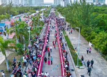 EN MALECÓN TAJAMAR: Disfrutan cientos de familias de mega rosca de reyes